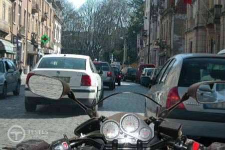 Pergunta IMT: ﻿A circulação neste tipo de via de características urbanas e com trânsito intenso implica o reconhecimento por parte do condutor que: