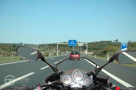 Pergunta IMT: Ao circular numa auto-estrada o condutor de motociclo deve: