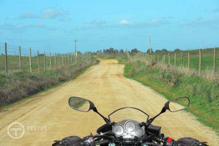 Pergunta IMT: Caminho é uma via de trânsito que não está sujeita às regras do Código da Estrada.