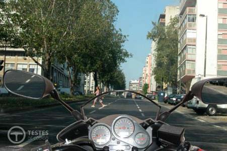 Pergunta IMT: Durante a condução urbana os condutores de motociclos devem: