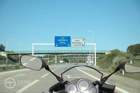 Pergunta IMT: É mais perigoso para os condutores de motociclos passarem sobre marcas rodoviárias quando o pavimento está molhado do que quando está seco?