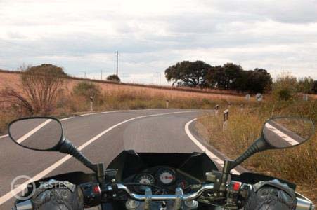 Pergunta IMT: Na condução de um motociclo de duas rodas em curva, a acção da força centrífuga: