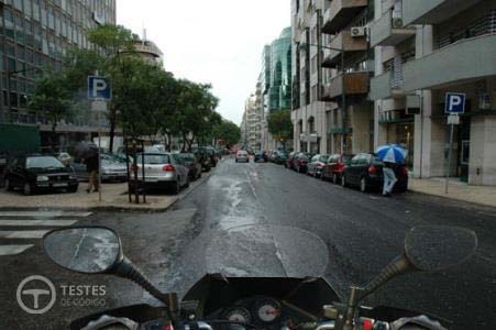 Pergunta IMT: Na condução de um motociclo de duas rodas em piso molhado, o condutor deve: