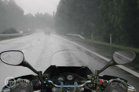 Pergunta IMT: A hidroplanagem é um fenómeno susceptível de comprometer a aderência e a estabilidade de um motociclo de duas rodas, podendo ocorrer: