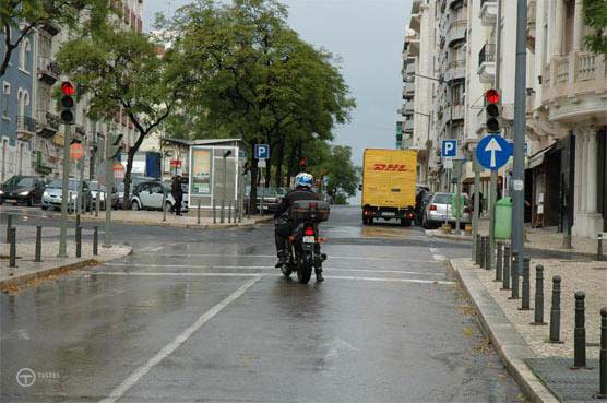 Pergunta IMT: Na condução de um motociclo de duas rodas em piso molhado, o condutor deve: