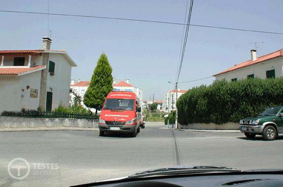 Pergunta IMT: A ambulância deve: