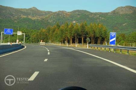 Pergunta IMT: Ao circular numa auto-estrada congestionada devo deixar a berma livre de modo a permitir a passagem dos veículos prioritários?