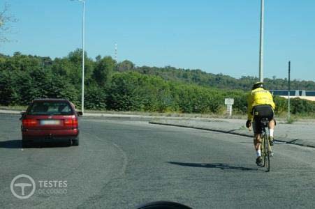 Pergunta IMT: Ao circular numa rotunda o condutor de um velocípede deve ceder a passagem: