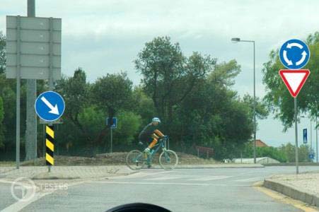 Pergunta IMT: Ao circular nesta rotunda, o condutor do velocípede: