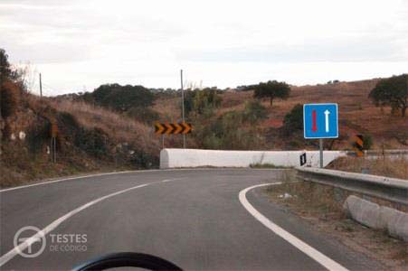 Pergunta IMT: Ao circular nesta via e perante este sinal, devo: