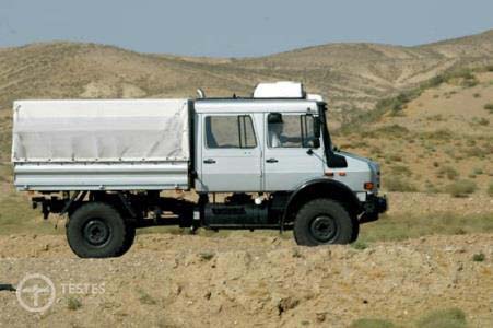 Pergunta IMT: Nos automóveis pesados, a designação 4x4 significa que: